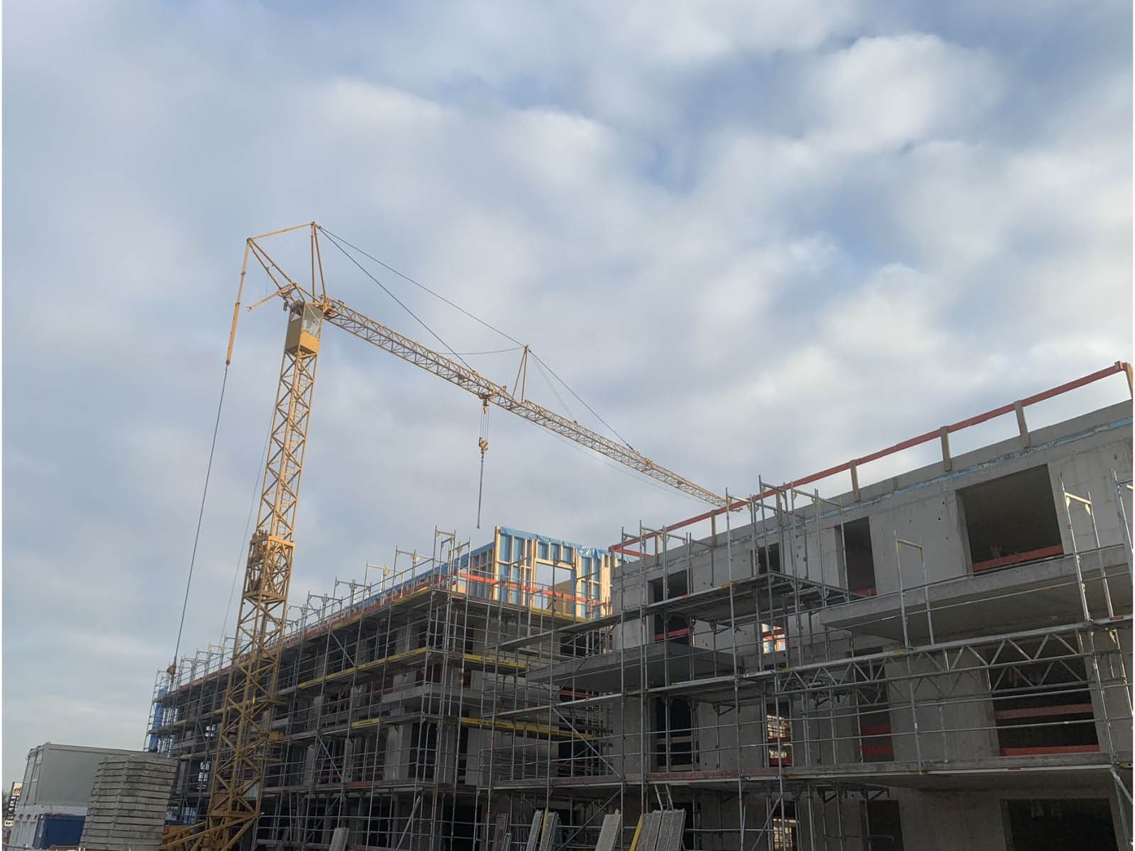 Németországi társasház tetőtéri beépítése nagypaneles technológiával